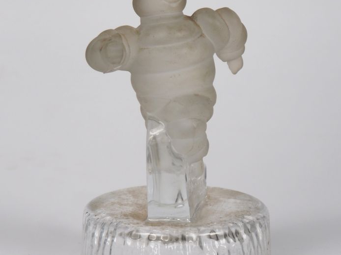MICHELIN.  Bibendum, sujet en cristal d'Arques dépoli. H. 18.5 cm.