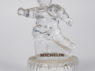 Vente aux enchères MICHELIN.  Bibendum, sujet en cristal d'Arques. H. 19 cm.