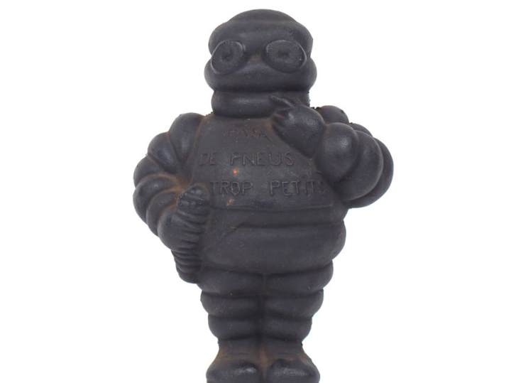 MICHELIN. Bibendum, sujet en caoutchouc noir circa 1950-60 H. 15 cm.