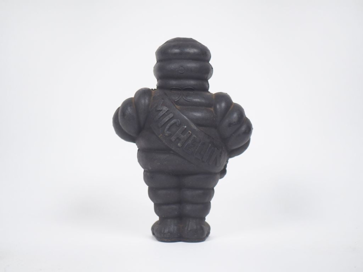 MICHELIN. Bibendum, sujet en caoutchouc noir circa 1950-60 H. 15 cm.