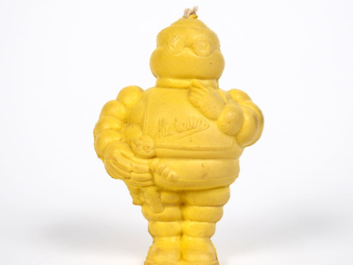 MICHELIN. Petit Bibendum jaune, sujet en plastique souple circa 1960. 