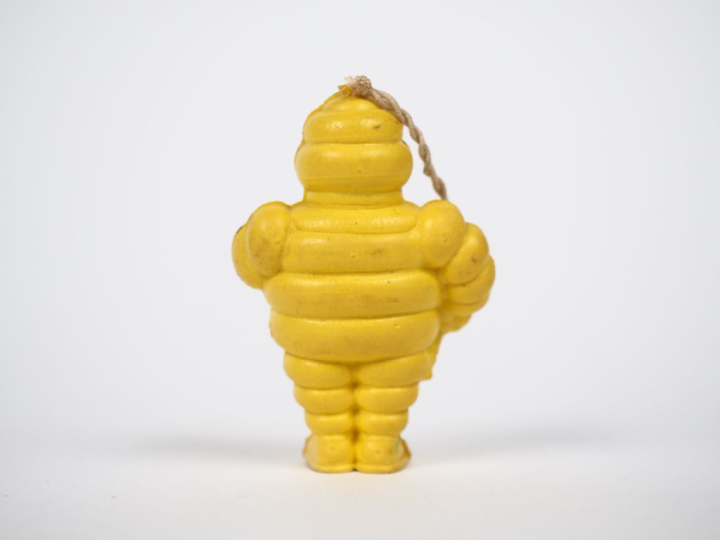 MICHELIN. Petit Bibendum jaune, sujet en plastique souple circa 1960. 