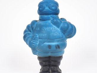 Vente aux enchères MICHELIN. Bibendum, sujet en caoutchouc noir, bleu et rouge circa 1950