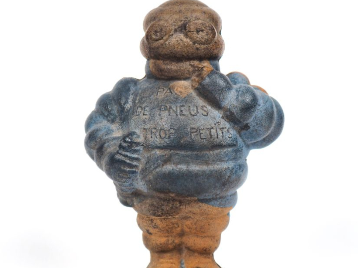 MICHELIN. Bibendum, sujet en caoutchouc bleu et brun circa 1950-1960 (
