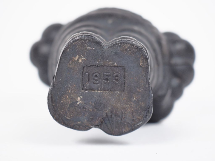 MICHELIN. Bibendum, sujet en  caoutchouc noir, daté 1953. H. 15,5 cm