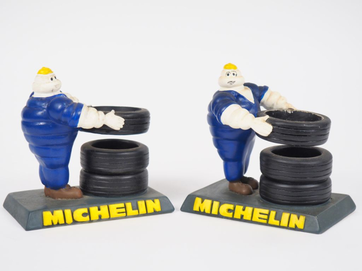 MICHELIN. Lot de 2 pots à crayon en résine. H. 14 cm. (un pot griffonn