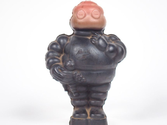 Vente aux enchères MICHELIN. Bibendum, sujet en  plastique noir et rose circa 1950-1960. 