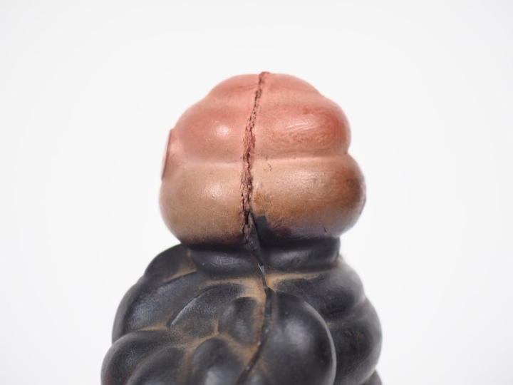 MICHELIN. Bibendum, sujet en  plastique noir et rose circa 1950-1960. 