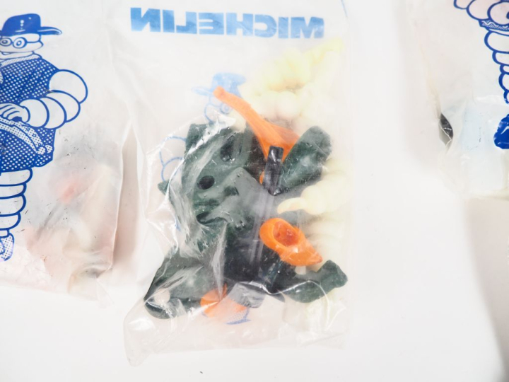 MICHELIN.  Lot de sept figurines à monter représentant un bidendum jou