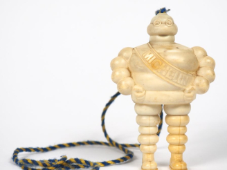 Vente aux enchères MICHELIN. Bibendum stylo, sujet en plastique rigide. H. 10,5 cm.