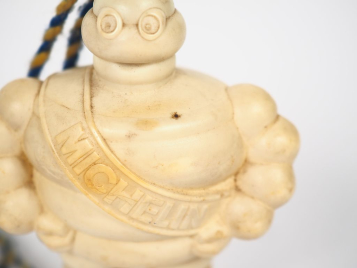 MICHELIN. Bibendum stylo, sujet en plastique rigide. H. 10,5 cm.