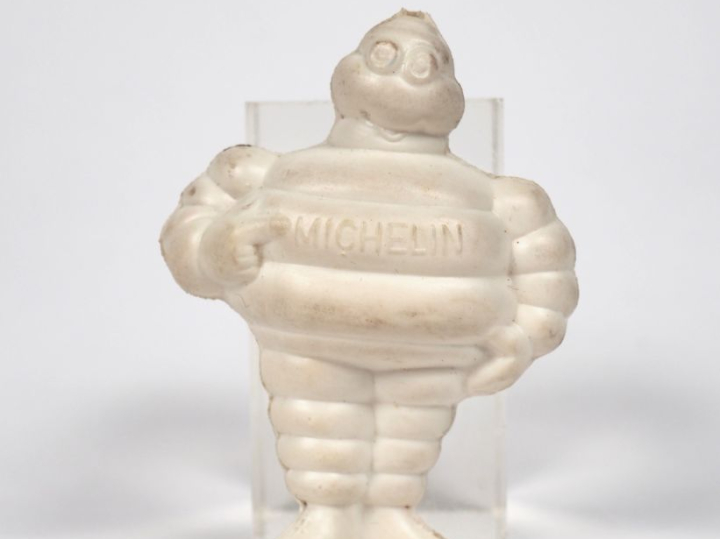 MICHELIN. Bibendum, sujet en plastique blanc souple circa 1960. H. 8 c