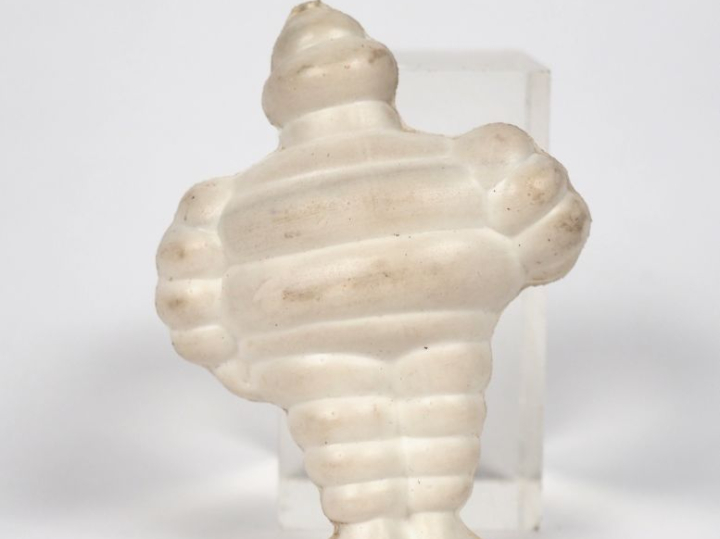 MICHELIN. Bibendum, sujet en plastique blanc souple circa 1960. H. 8 c