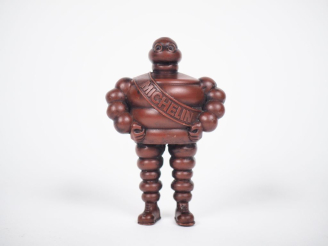 Vente aux enchères MICHELIN. Bibendum, sujet en résine bordeaux. H. 10 cm.