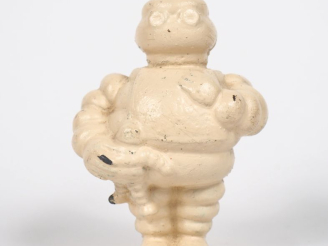 Vente aux enchères MICHELIN. Bibendum, sujet en fonte blanc. H. 9,5 cm.
