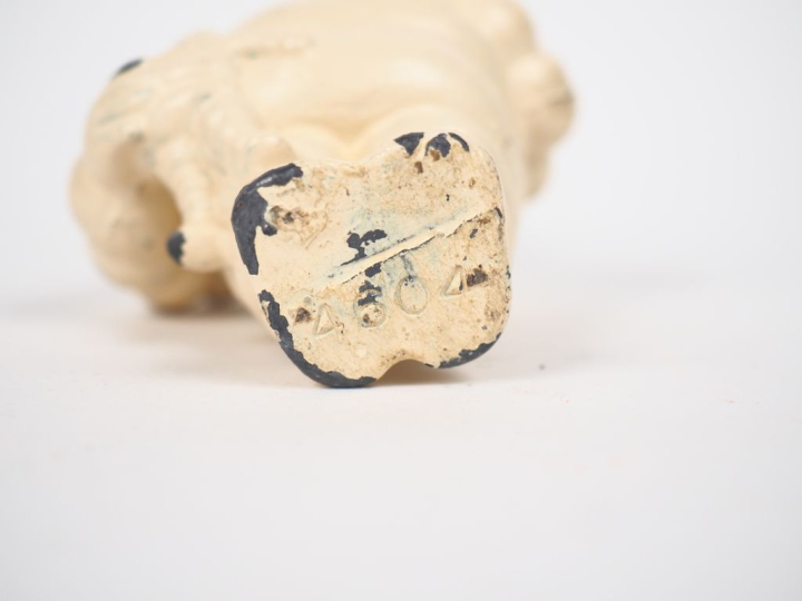 MICHELIN. Bibendum, sujet en fonte blanc. H. 9,5 cm.