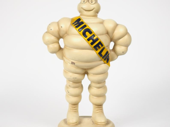 MICHELIN. Bibendum, grand sujet en plastique. H. 34,5 cm. (petites égr
