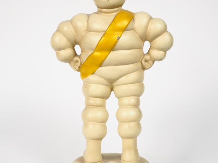 MICHELIN. Bibendum, grand sujet en plastique. H. 34,5 cm. (petites égr