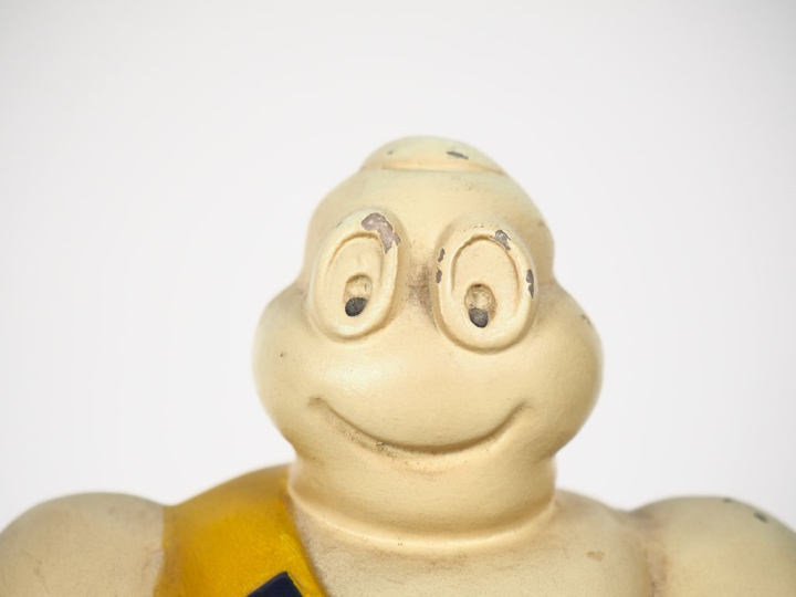 MICHELIN. Bibendum, grand sujet en plastique. H. 34,5 cm. (petites égr
