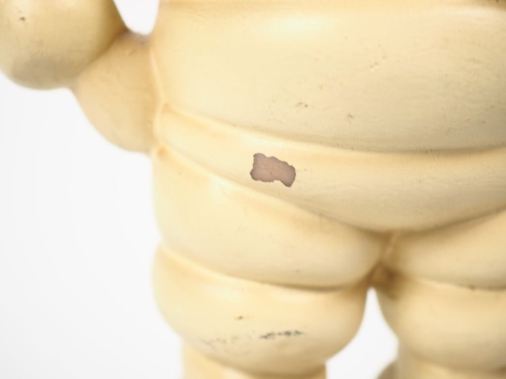 MICHELIN. Bibendum, grand sujet en plastique. H. 34,5 cm. (petites égr