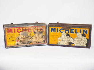 Vente aux enchères MICHELIN.  Deux boites en tole lithographiée pour nécessaires de répar