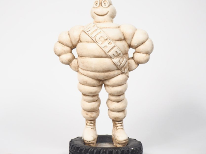 MICHELIN Bibendum, grand sujet en platre blanc et noir. H. 34 cm.