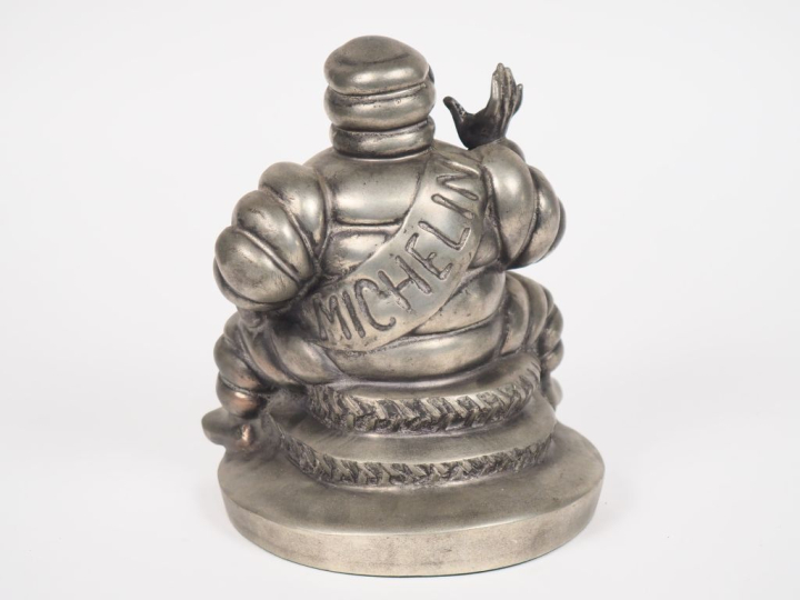 MICHELIN.  Sujet bibendum en métal assis sur des pneus.