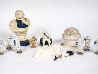 Vente aux enchères MICHELIN.  Lot de différents sujets Bibendums en plâtre ou en plastiqu