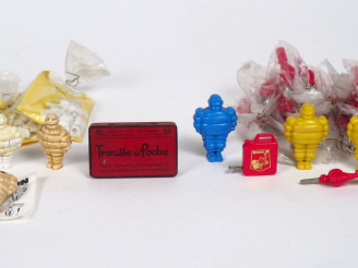 Vente aux enchères MICHELIN.  Boite en tole lithographiée "trousse de poche". On y joint 