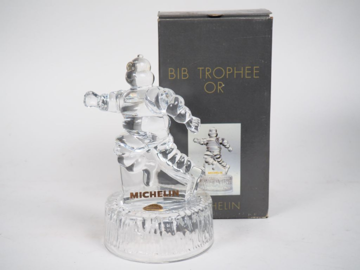 MICHELIN.  Sujet Bibendum "BIB Trophée Or" en cristal d'Arques dans sa