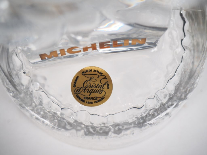 MICHELIN.  Sujet Bibendum "BIB Trophée Or" en cristal d'Arques dans sa