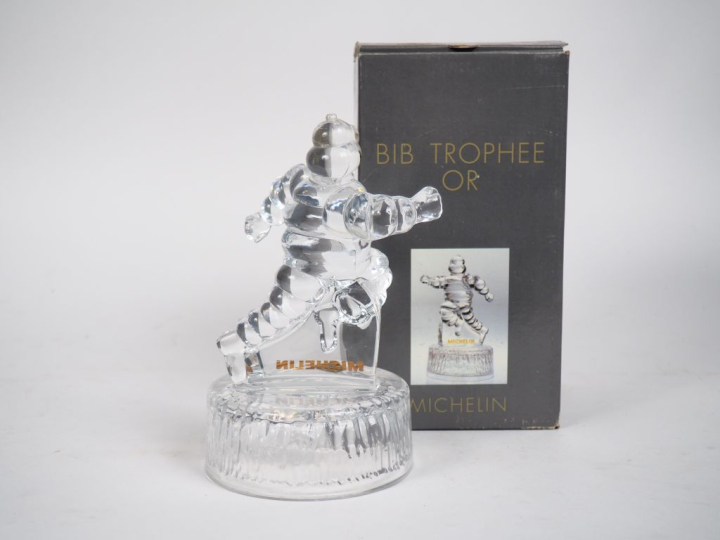 MICHELIN.  Sujet Bibendum "BIB Trophée Or" en cristal d'Arques dans sa