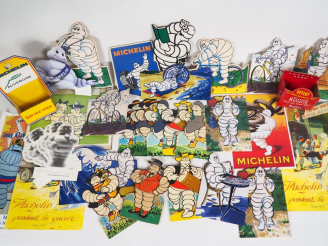 Vente aux enchères MICHELIN.  Lot de cartonnages publicitaires Bibendums, affiches Michel