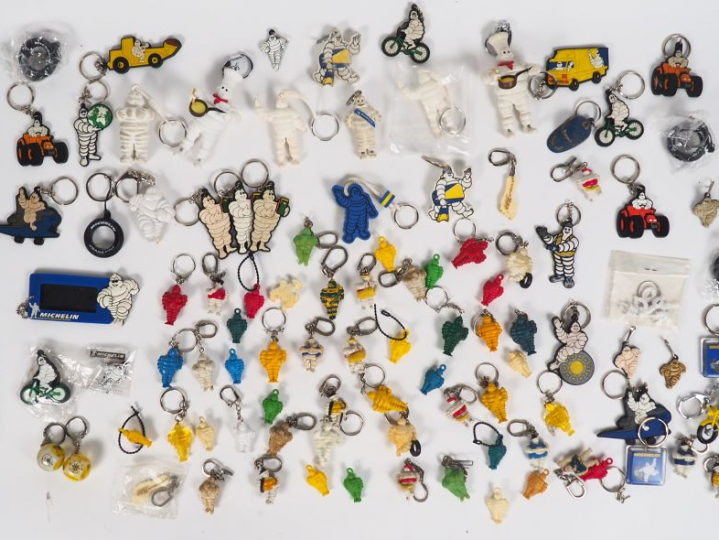 MICHELIN.  Lot d'objets publicitaires comprenant différents porte-clés