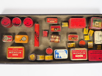 Vente aux enchères MICHELIN. Lot de 30 différentes boîtes publicitaires en tole lithograp