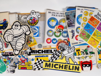 Vente aux enchères MICHELIN.  Lot de différents autocollants publicitaires.