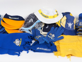 Vente aux enchères MICHELIN.  Lot d'objets publicitaires comprenant :  - 33 casquettes - 
