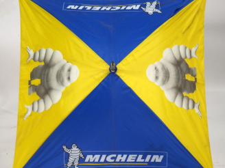 Vente aux enchères MICHELIN.  Lot de trois parapluies.