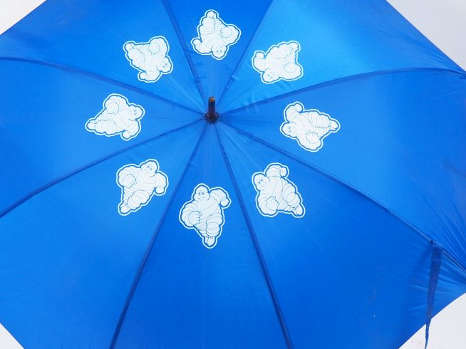 MICHELIN.  Lot de trois parapluies.