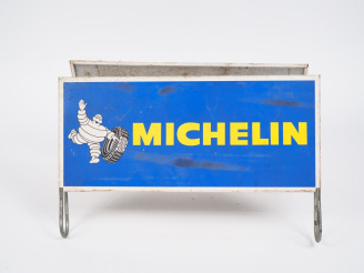 Vente aux enchères MICHELIN.  Présentoir en métal et tole lithographiée. Dim. 21 x 35 x 2