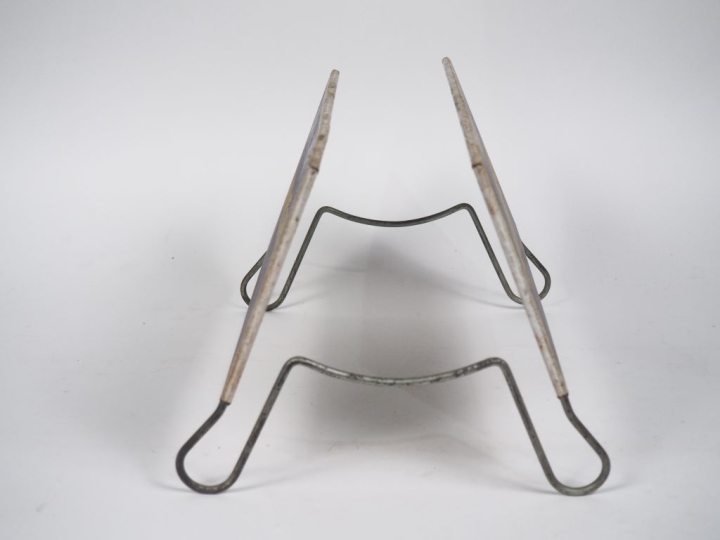 MICHELIN.  Présentoir en métal et tole lithographiée. Dim. 21 x 35 x 2