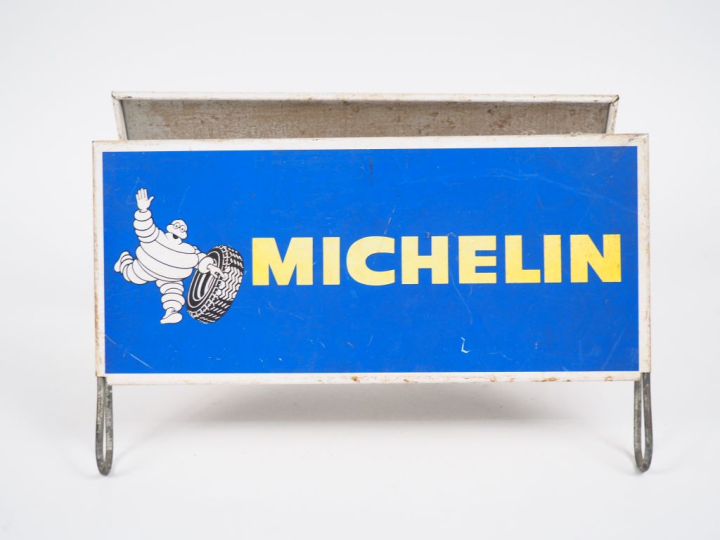 MICHELIN.  Présentoir en métal et tole lithographiée. Dim. 21 x 35 x 2