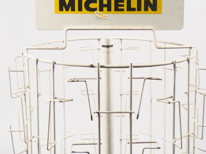 MICHELIN.  Grand présentoir tournant pour cartes routières sur roulett