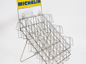 Vente aux enchères MICHELIN.  Présentoir pour cartes routières. Dim. 67 x 50 x 40 cm.