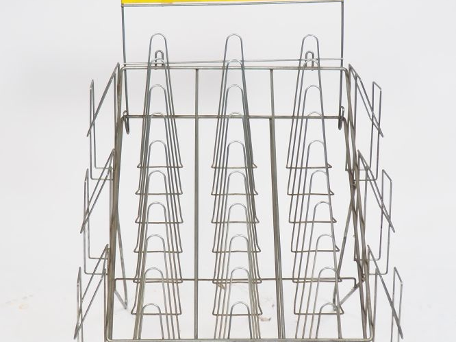 MICHELIN.  Présentoir pour cartes routières. Dim. 67 x 50 x 40 cm.