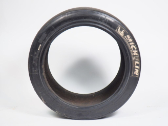 Vente aux enchères MICHELIN.  Pneu radial 24/64-18