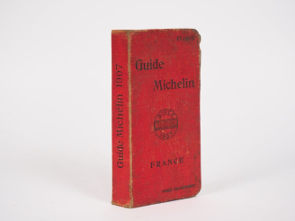 Vente aux enchères MICHELIN.  Guide rouge 1907. (accident sur la reliure, guide marqué)