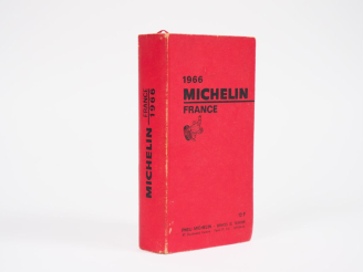 Vente aux enchères MICHELIN.  Guide rouge 1966. (petits accidents).