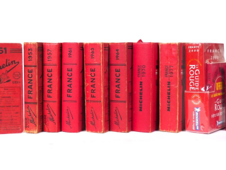 Vente aux enchères MICHELIN. Lot comprenant onze guides rouge France : 1951, 1953, 1957, 