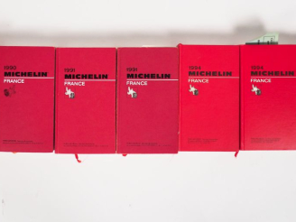 Vente aux enchères MICHELIN.  Lot de sept guides des années 90. (accidents et frottements